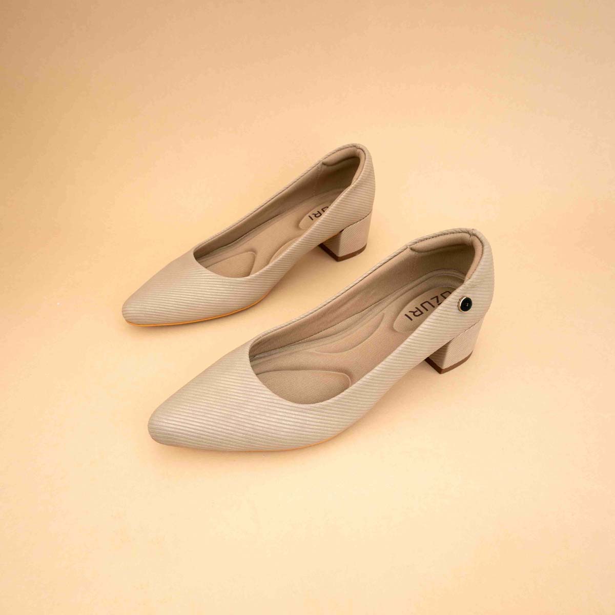 Aiza Pointed Pumps